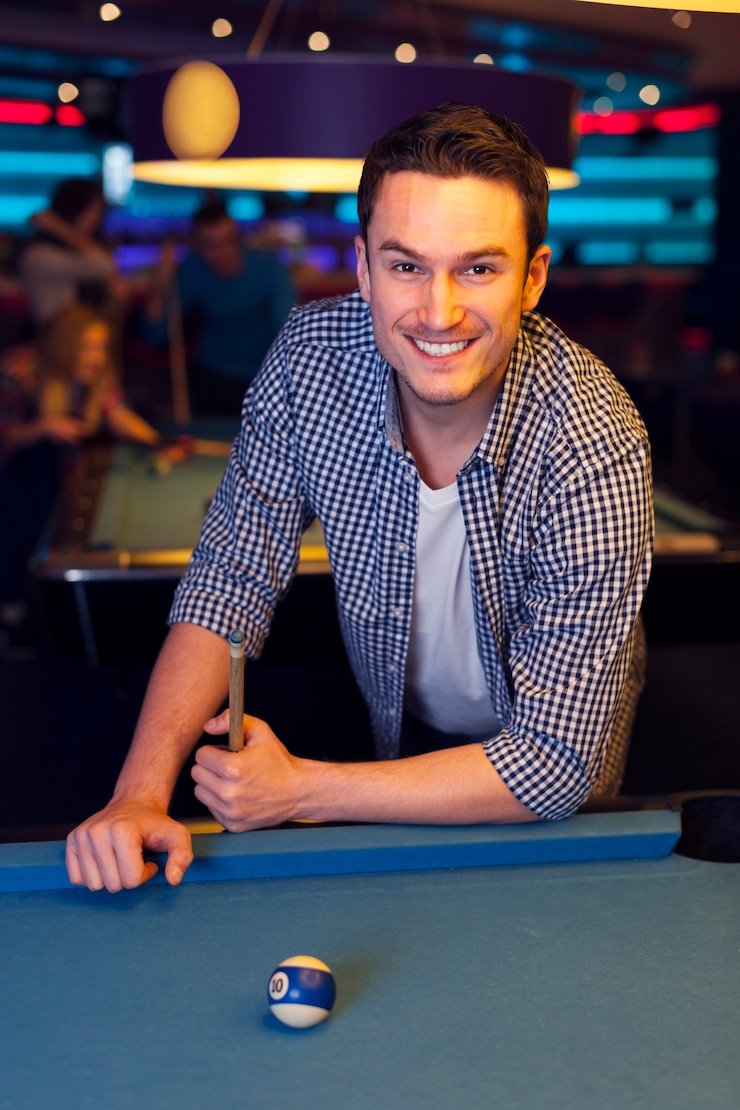 Player menikmati permainan live casino dengan dealer asli melalui smartphone